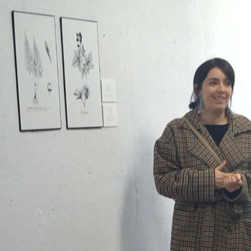 Foto de la inauguración de la exposición Ellas Illustran Botánica. Izaskun Alberdi explica su obra.